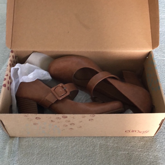 Eüro Soft by Söfft 3.5 inch stacked heel Mary Janes. - Picture 3 of 7